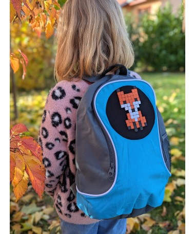 Dítě s batohem PIXIDO a pixelovým obrázkem lišky