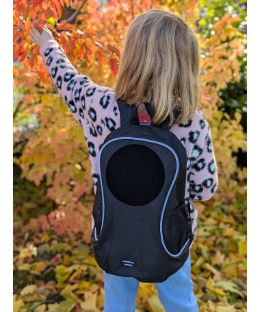 Dítě v parku s černým batohem PIXIDO